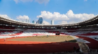 Suasana pengerjaan revitalisasi rumput lapangan di Stadion Utama Gelora Bung Karno (SUGBK), Senayan, Jakarta, Rabu (26/6/2024). [Suara.com/Alfian Winanto]