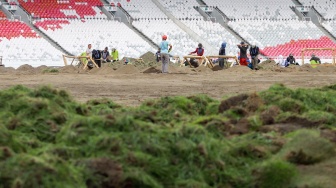 Pekerja melakukan pengerjaan revitalisasi rumput lapangan di Stadion Utama Gelora Bung Karno (SUGBK), Senayan, Jakarta, Rabu (26/6/2024). [Suara.com/Alfian Winanto]