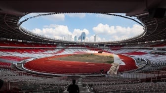 Suasana pengerjaan revitalisasi rumput lapangan di Stadion Utama Gelora Bung Karno (SUGBK), Senayan, Jakarta, Rabu (26/6/2024). [Suara.com/Alfian Winanto]