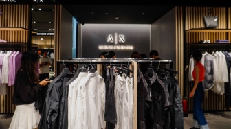 Pengunjung memilih pakaian saat pembukaan Armani Exchange Store Indonesia di Grand Indonesia, Jakarta, Rabu (26/6/2024). [Suara.com/Alfian Winanto]