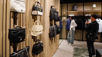 Pengunjung memilih pakaian saat pembukaan Armani Exchange Store Indonesia di Grand Indonesia, Jakarta, Rabu (26/6/2024). [Suara.com/Alfian Winanto]