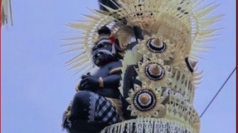 Penjor Unik di Bali, Dihiasi Sosok Wayang Tualen yang Bikin Salfok