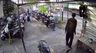 Detik-Detik Kecelakaan Maut Terekam CCTV: Pengendara Motor Tewas Terpental, Kakinya Putus