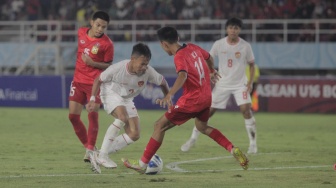 Gelandang Timnas Indonesia U-16, Muhamad Zahaby Gholy berusaha melewati adangan pemain Laos dalam pertandingan ketiga Grup A Piala AFF U-16 2024 di Stadion Manahan, Solo, Kamis (27/6/2024). [Suara.com / Ronald Seger Prabowo]