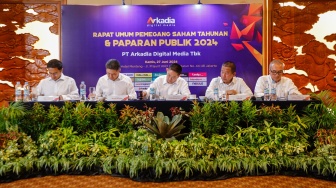 Jajaran Direksi PT Arkadia Digital Media Tbk saat menggelar Rapat Umum Pemegang Saham (RUPS) di Aryaduta Hotel, Jakarta, Kamis (27/6/2024). [Suara.com/Alfian Winanto]