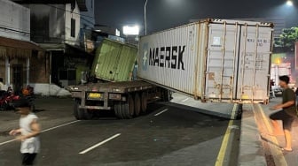 Apes! Rumah Makan di Bekasi Luluh Lantak Diseruduk Truk Kontainer: Sopir Diduga Ngantuk