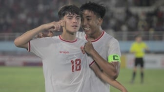 Gelandang Timnas Indonesia U-16, Tristan Raissa Ibrahim (18) merayakan gol ke gawang Laos dalam pertandingan ketiga Grup A Piala AFF U-16 2024 di Stadion Manahan, Solo, Kamis (27/6/2024). [Suara.com / Ronald Seger Prabowo]