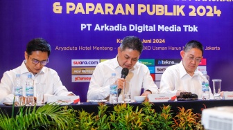 Komisaris PT Arkadia Digital Media, Iwa Sukresno Karunia (tengah) memberikan paparan saat menggelar Rapat Umum Pemegang Saham (RUPS) di Aryaduta Hotel, Jakarta, Kamis (27/6/2024). [Suara.com/Alfian Winanto]