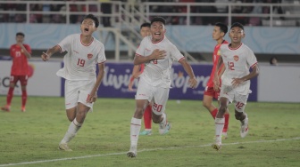 Striker Timnas Indonesia U-16, Josh Holong Junior (20) berselebrasi usai mencetak gol ketiga ke gawang Laos dalam pertandingan ketiga Grup A Piala AFF U-16 2024 di Stadion Manahan, Solo, Kamis (27/6/2024). [Suara.com / Ronald Seger Prabowo]