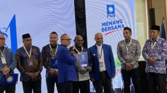 Resmi! PAN Dukung Meki Nawipa Dan Deinas Geley Di Pilgub Papua Tengah