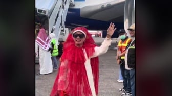 Ibu-Ibu Asal Makassar Pulang Haji, Bandara Sultan Hasanuddin Mendadak Berubah Jadi Catwalk