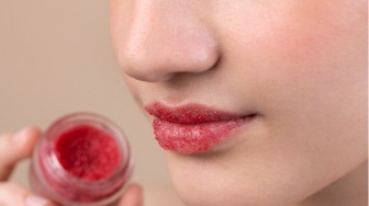 Bye-Bye Bibir Gelap dan Kering! 3 Rekomendasi Lip Scrub Harga Rp70 Ribuan