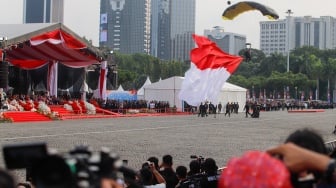 Sejumlah personel gabungan TNI - Polri melakukan terjun payung pada upacara peringatan HUT ke-78 Bhayangkara di Lapangan Silang Monas, Jakarta, Senin (1/7/2024). [Suara.com/Alfian Winanto]