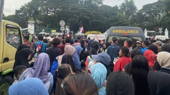 Warga Berdesakan di Pintu Timur Monas, Ingin Nonton Perayaan HUT Polri