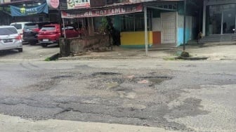 Warga Pekanbaru Keluhkan Lubang Jalan Belum Diperbaiki, Nunggu Korban Jiwa Lagi?