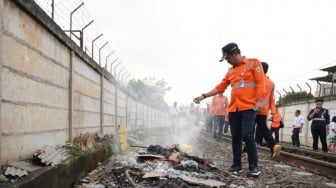 Warga Bandar Lampung Bakar Sampah Dekat Rel Kereta Api, KAI: Itu Membahayakan!