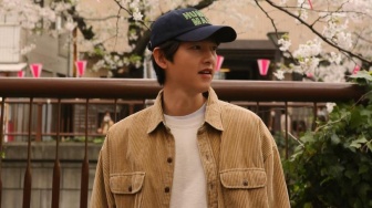 Youthful! 4 OOTD Cozy ala Song Joong Ki ini Bikin Gaya Makin Keren