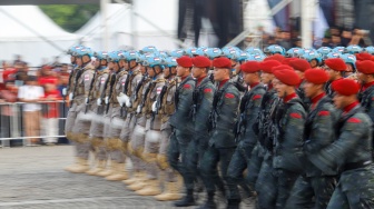 Sejumlah personel polisi mengikuti upacara peringatan HUT ke-78 Bhayangkara di Lapangan Silang Monas, Jakarta, Senin (1/7/2024). [Suara.com/Alfian Winanto]