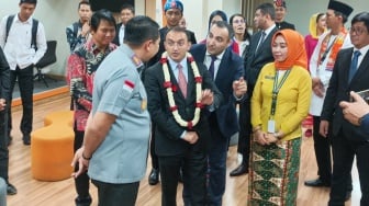 Kepala Badan Pelayanan Publik dan Inovasi Sosial Azerbaijan Ulvi Mehdiyev (tengah) mengunjungi Mal Pelayanan Publik DKI Jakarta di Jakarta, Selasa (2/7/2024). [Suara.com/Alfian Winanto]