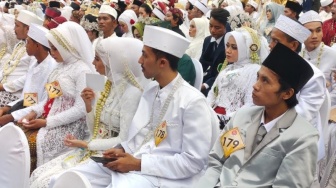 Momen Bahagia 330 Pengantin Surabaya Ikuti Nikah Massal