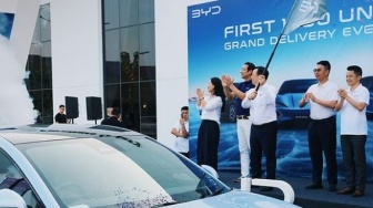 Pendiri BYD Serahkan 1000 Mobil ke Konsumen Pertama Indonesia