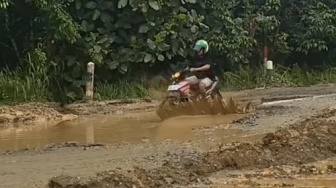 Viral Video Warga Sebut Jalan Rusak di Sanggau Bagus untuk Latihan Balap: Jangan Diperbaiki, Saya Suka Standing