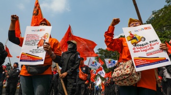 Sejumlah buruh menggelar aksi unjuk rasa di kawasan Patung Kuda, Jakarta, Rabu (3/7/2024). [Suara.com/Alfian Winanto]