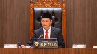 Ketua DKPP RI, Heddy Lugito saat memimpin jalannya sidang putusan terkait dengan kasus dugaan asusila Ketua KPU RI Hasyim Asy’ari di Kantor DKPP RI, Jakarta, Rabu (3/7/2024). [Suara.com/Alfian Winanto]