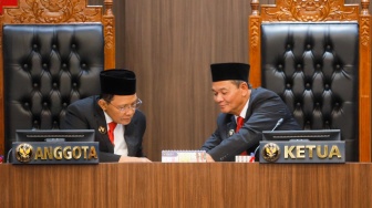 Ketua DKPP RI, Heddy Lugito (kanan) saat memimpin jalannya sidang putusan terkait dengan kasus dugaan asusila Ketua KPU RI Hasyim Asy’ari di Kantor DKPP RI, Jakarta, Rabu (3/7/2024). [Suara.com/Alfian Winanto]