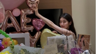 Banjir Hadiah, Suzy Bagikan Momen Perayaan 14 Tahun Debut Bersama Penggemar