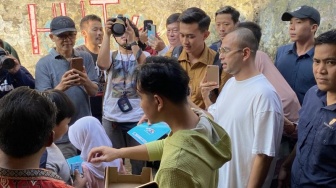 Rajin Blusukan Jelang Dilantik Wapres, Begini Momen Gibran Ajak Raffi Ahmad Jalan Kaki di Gang Sempit Jaksel