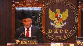 Ketua DKPP RI, Heddy Lugito saat memimpin jalannya sidang putusan terkait dengan kasus dugaan asusila Ketua KPU RI Hasyim Asy’ari di Kantor DKPP RI, Jakarta, Rabu (3/7/2024). [Suara.com/Alfian Winanto]