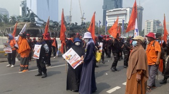 Demo Buruh di Patung Kuda, Tolak PHK Industri Tekstil