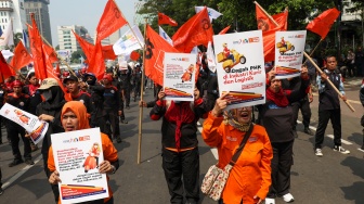 Sejumlah buruh menggelar aksi unjuk rasa di kawasan Patung Kuda, Jakarta, Rabu (3/7/2024). [Suara.com/Alfian Winanto]