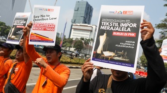 Sejumlah buruh menggelar aksi unjuk rasa di kawasan Patung Kuda, Jakarta, Rabu (3/7/2024). [Suara.com/Alfian Winanto]