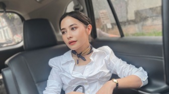 Pancarkan Aura Mahal, Prilly Latuconsina Foto di Mobil Pakai Tas dan Jam Tangan Mewah Ini