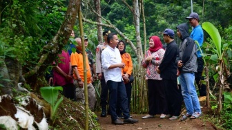 Tinjau Lokasi Bencana Longsor Tasikmalaya, Bey Pastikan Penanganan Berjalan Optimal