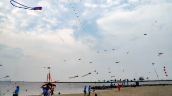 Peserta menerbangkan layang-layang saat mengikuti Festival Layang-layang Internasional 2024 di Pantai Lagoon, Taman Impian Jaya Ancol, Jakarta, Kamis (4/7/2024). [Suara.com/Alfian Winanto]