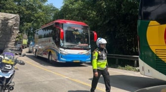 Macet 5 Jam di Sitinjau Lauik Terurai, Tumpahan CPO Jadi Biang Kerok