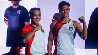 Chef de Mission Kontingen Indonesia Anindya Bakrie (kiri) dan Atlet Renang Joe Aditya (kanan) tampil dengan mengenakan jersey Tim Indonesia untuk Olimpiade Paris 2024 di Jakarta, Kamis (4/7/2024). [Suara.fom/Alfian Winanto]