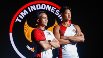 Chef de Mission Kontingen Indonesia Anindya Bakrie (kiri) dan Atlet Renang Joe Aditya (kanan) tampil dengan mengenakan jersey Tim Indonesia untuk Olimpiade Paris 2024 di Jakarta, Kamis (4/7/2024). [Suara.fom/Alfian Winanto]