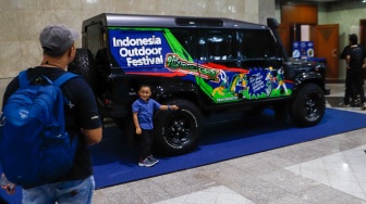 Pengunjung melihat produk outdoor dalam pameran Indonesia Outdoor Festival (Indofest) 2024 di Jakarta Convention Center (JCC), Senayan, Jakarta, Jumat (5/7/2024). [Suara.com/Alfian Winanto]