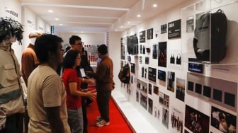 Pengunjung melihat produk sepatu dalam pameran Jakarta Sneaker Day (JSD) 2024 di Jakarta Convention Center (JCC), Senayan, Jakarta, Jumat (5/7/2024). [Suara.com/Alfian Winanto]