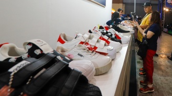 Pengunjung melihat produk sepatu dalam pameran Jakarta Sneaker Day (JSD) 2024 di Jakarta Convention Center (JCC), Senayan, Jakarta, Jumat (5/7/2024). [Suara.com/Alfian Winanto]