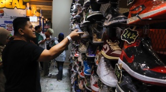 Pengunjung melihat produk sepatu dalam pameran Jakarta Sneaker Day (JSD) 2024 di Jakarta Convention Center (JCC), Senayan, Jakarta, Jumat (5/7/2024). [Suara.com/Alfian Winanto]