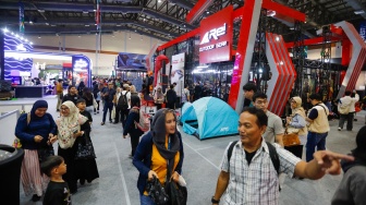 Pengunjung melihat produk outdoor dalam pameran Indonesia Outdoor Festival (Indofest) 2024 di Jakarta Convention Center (JCC), Senayan, Jakarta, Jumat (5/7/2024). [Suara.com/Alfian Winanto]