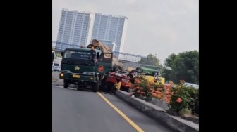 Kronologi Kecelakaan Minibus Rombongan Nikah vs Truk Kayu di Tol Kebomas Gresik