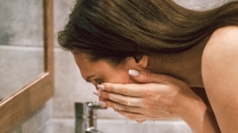 Tidak Bikin Ketarik, 3 Facial Wash Ini Ampuh Mengecilkan Pori-pori Wajah