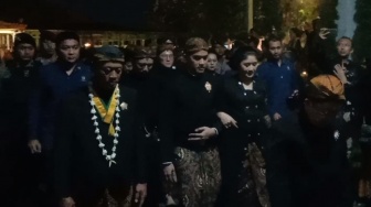 Tanpa Alas Kaki, Kaesang-Erina Ikut Kirab Pusaka Malam 1 Suro di Mangkunegaran