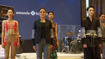 Rilis Koleksi "Cascade" Desainer Amanda Hartanto Angkat Keindahan Lurik